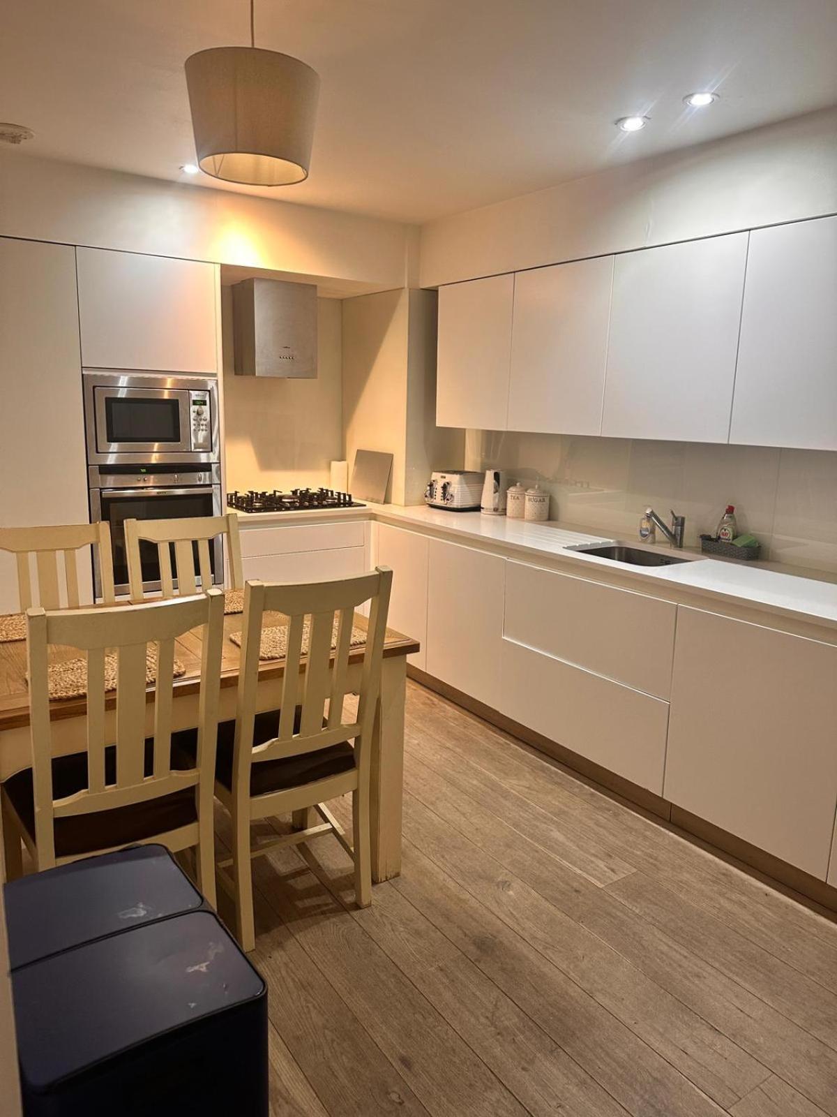 Spacious Flat - 2bhk Apartamento Londres